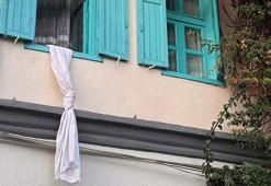 Eşini ve kızını Kartalkaya’daki faciada kaybeden baba, Bozcaada’da çarşaf sarkıttı