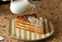 Karamel, bal ve cevizle kat kat lezzet! Tadına doyum olmuyor, nefis marlenka tarifi
