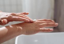 Elleri pamuk gibi yapıyor! 20 dakika bekletin, maniküre gitmiş gibi olacak