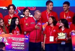 Liseli öğrenciler ödüllerini Cumhurbaşkanı Erdoğan'dan aldı