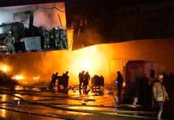 Başakşehir'de depo yangını! Çok sayıda araç kül oldu