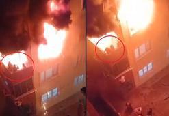 Balkonda dehşet anları! 3 kişinin öldüğü yangının görüntüleri ortaya çıktı