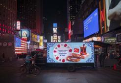 Times Meydanı’nda ‘Anadoludakiler’ rüzgarı: Türk çayı ve simidi ABD’lilerle buluştu