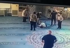 Bodrum'da bir vatandaşın camide namaz sonrası bayılması kameraya yansıdı