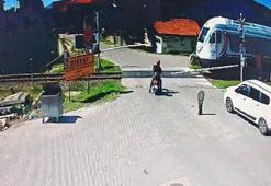 Yolcu treni hemzemin geçitte motosiklete çarptı