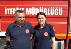 İtfaiyeci çift, alevlerle savaşıyor