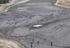 Şerbettar Göleti tamamen kurudu! 'Bugüne kadar böyle hiçbir şey görmedim, toprak çatlamış '