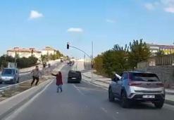 Trafikte şaşkına çeviren kavga! Tartıştığı sürücüyü böyle taşladı