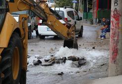 İzmir’de patlayan su borusu 2 gündür mahallelinin çilesi oldu! Tepkiler büyüyor