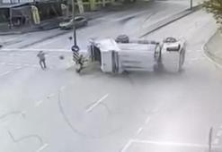 Vatandaşlar sokağa döküldü! Refüje çarpan çöp kamyonu takla attı
