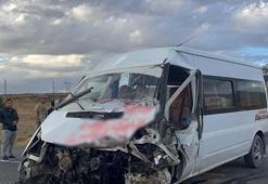 Van Erciş’te öğrenci servisi ile tır çarpıştı! 14 yaralı