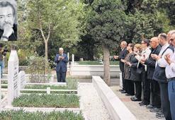 Güneri Cıvaoğlu mezarı başında anıldı