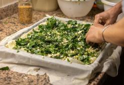 Hamuru hazırla, doğru yere koy! Pişmemiş börek tazecik kalıyor, servisi çıtır çıtır
