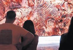 Anadol’un sergileri 21 Aralık’a uzatıldı