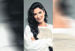 Sahnelere tek başına dönüyor