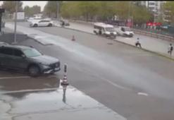 Kamyonetin çarptığı servis minibüsü yayaların üzerine savruldu