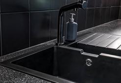 Mutfakta siyah şıklığı! Bu temizlik tüyosuyla lekesiz kalıyor, sonuç mis gibi