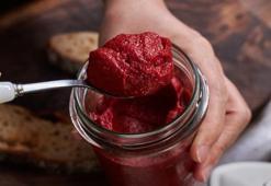 Dibini sıyırdıkça lezzeti katlanıyor! Ustaların salça tüyosu, böyle karıştırmak şartmış