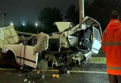 Aydınlatma direğine çarpan otomobil ikiye bölündü