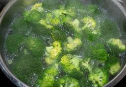 Pişerken yayılan brokoli kokusuna son! Tadı değişmiyor, gereken şey 1 dilim ekmek