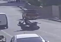 Üç kişi yere savruldu! Motosikletler kafa kafaya çarpışınca...