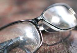 Gözlük camını temizleme yöntemi! Çizikleri gideriyor