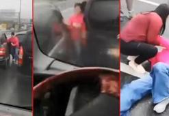 TEM'de korkunç olay! Zincirleme kazayı görüntüleyen kamyonet şoförü kadını ezdi