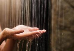 Etkileri de riskleri de fazla! Sabah buz gibi suya girenler dikkat