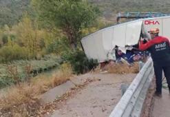 Devrilen TIR'da sıkışan sürücü 2 saatlik çalışmayla kurtarıldı