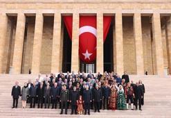 Vali Şahin, Ankara'nın başkent oluşunun 102. yılı dolayısıyla Anıtkabir'i ziyaret etti