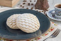 Kum gibi dağılan un kurabiyesi böyle hazırlanır! Pastaneyi eve getiren kıyır kıyır lezzet