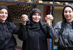 Anne ve kızları, halı yıkama işinin taşıma dahil her aşamasını sırtlıyor