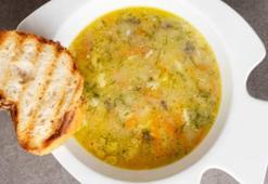 Balık pişirirken eve koku sinmiyor! Üzerine bunu serpin, çorbaya kabuklu koyun