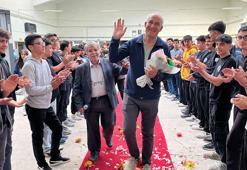 37 yıllık öğretmene kırmızı halılı veda! 'Bir ömür verdim'