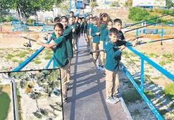Çocuklar Gediz’e umut ekti