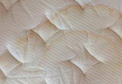 Yataktaki sarı lekeleri temizleyen yöntem! Sararmış bölgelere sıkın