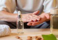 Evde güzellik salonu etkisi! Tek yağla hem saç hem tırnak güçleniyor, kadınların favorisi