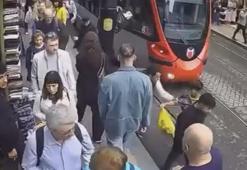 İstanbul'da bir kişinin tramvay yolundaki çocuğu olası kazadan kurtarması kamerada