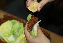 Tavana yapışan Çiğ köfte nasıl yapılır? Çiğ köfteye hangi baharatlar konur, ne kadar yoğurulur?