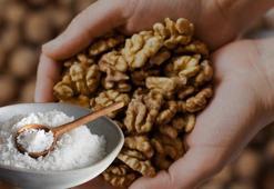 Cevizleri aylarca taptaze tutan tuz hilesi! Asırlık anneanne yöntemi geri döndü