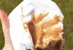 Yanlış yöntem kıyafeti çöp ediyor! İnatçı çikolata lekesine çareymiş, kumaşı mahveden hata