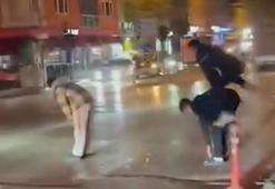 Yaya geçidinden karşıya birdirbir oynayarak geçtiler