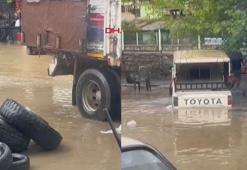 Adana'da sağanak! İş yerlerini su bastı, araçlar mahsur kaldı