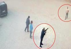 Köy meydanında kanlı düello! Silah doğrultan adamın üzerine yürüyüp bıçakla öldürdü