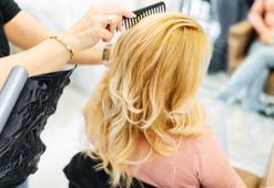 Kuaföre gitmeden evde fön mümkün! Streçe sar, 5 dakikada farkı gör