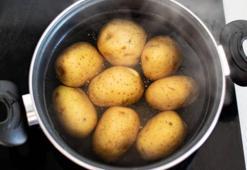 Zamanınızı harcamaya gerek yok! Haşlanmış patates kabuğu anında soyuluyor