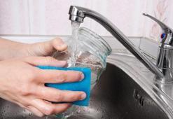 Kavanozdaki etiketleri fıstık gibi soyan hile! Meğer biraz bekletmek yetiyormuş