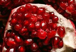 Tezgahlarda yerini alan süper meyve! Bu tarif yaz-kış tüketiliyor, işte nar pestili