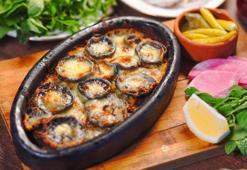 Bir lokması bağımlı yapıyor! Sofranın yıldızı: Kaşarlı mantar güveç tarifi