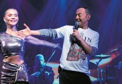 Serdar Ortaç Yeni Cabaret İzmir’de sahne aldı
